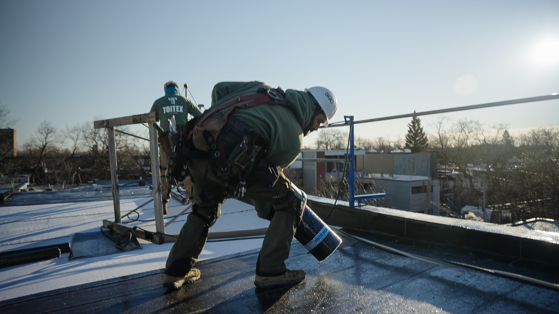 Couvreurs Toitex réparant une toiture endommagée en urgence dans le Grand Montréal