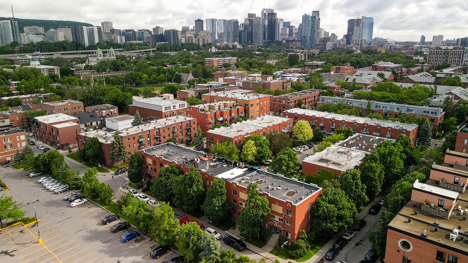 Vue aérienne des toits plats de Montréal avec horizon urbain — couvreur Toitex